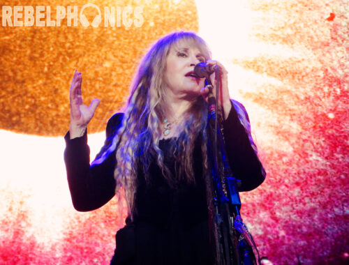 Stevie Nicks sings at Ruoff Music Center